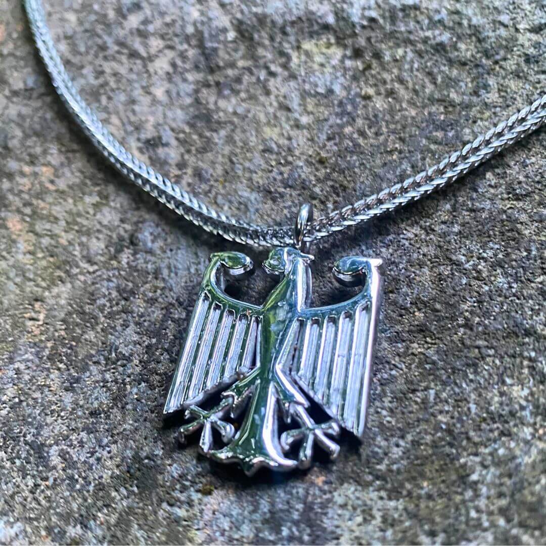 Deutschland Adler Kette liegend auf einem  Stein