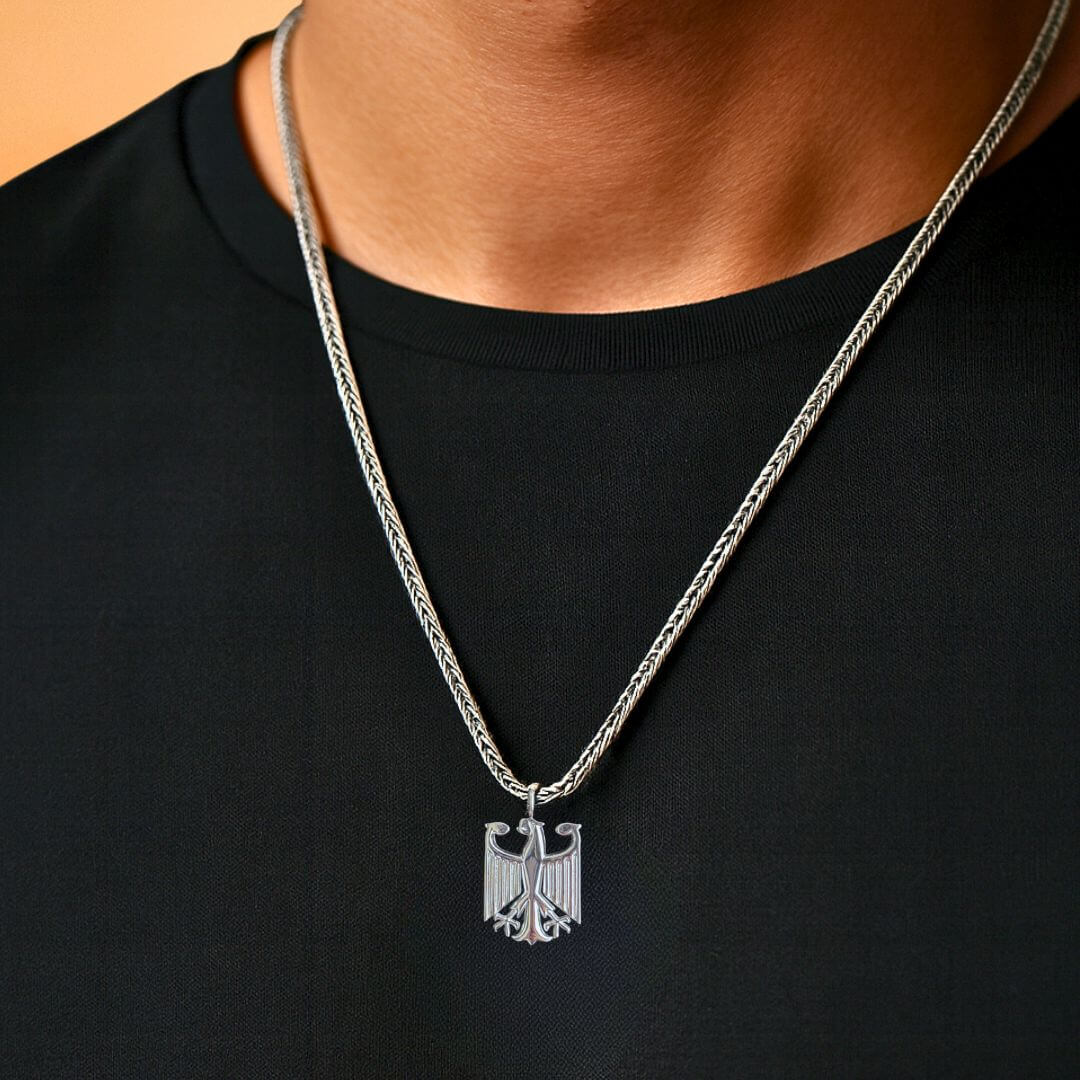 Ein Mann trägt die VISTORO Deutschland Kette mit Adler Anhänger