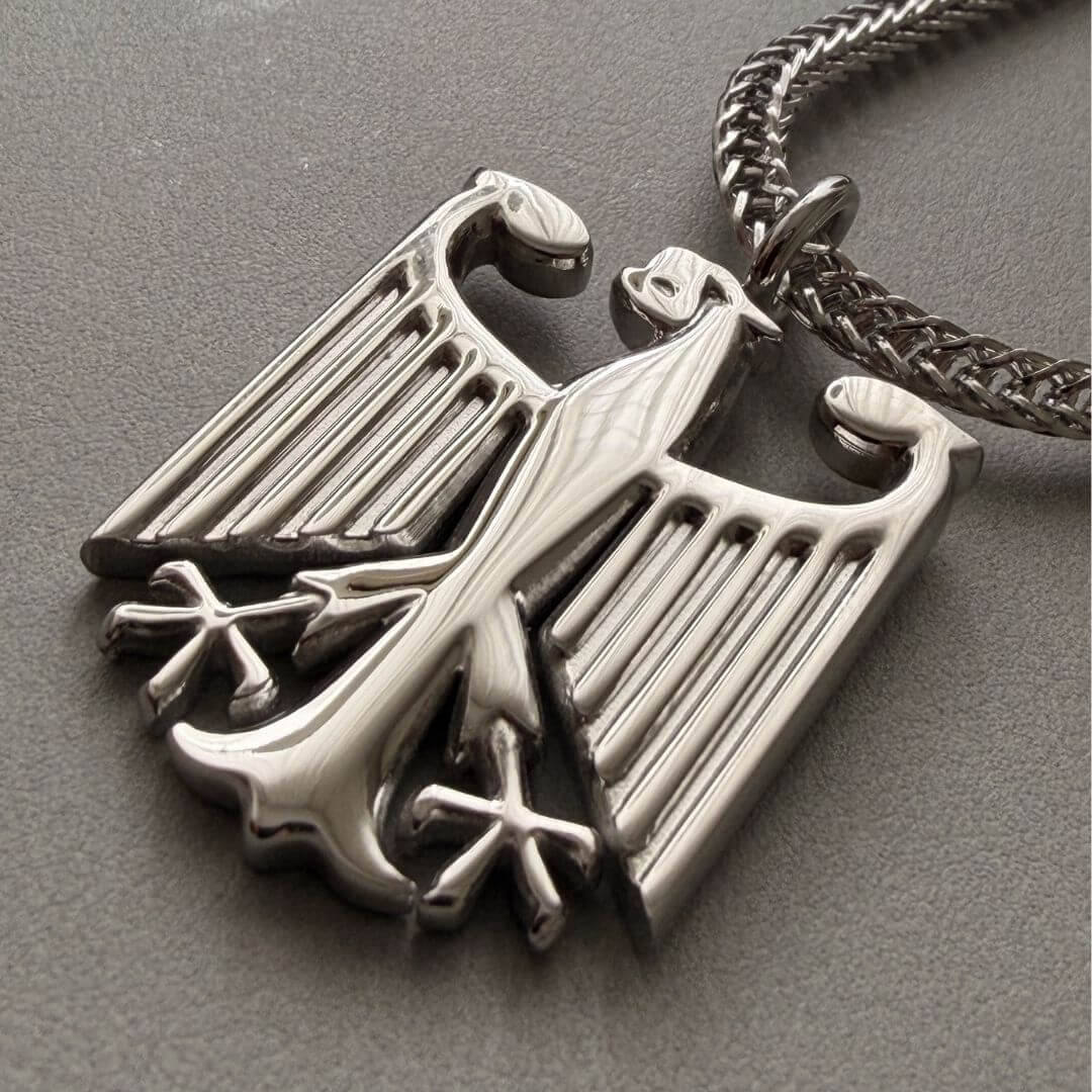 Deutschlandkette mit Adler Anhänger im Detail